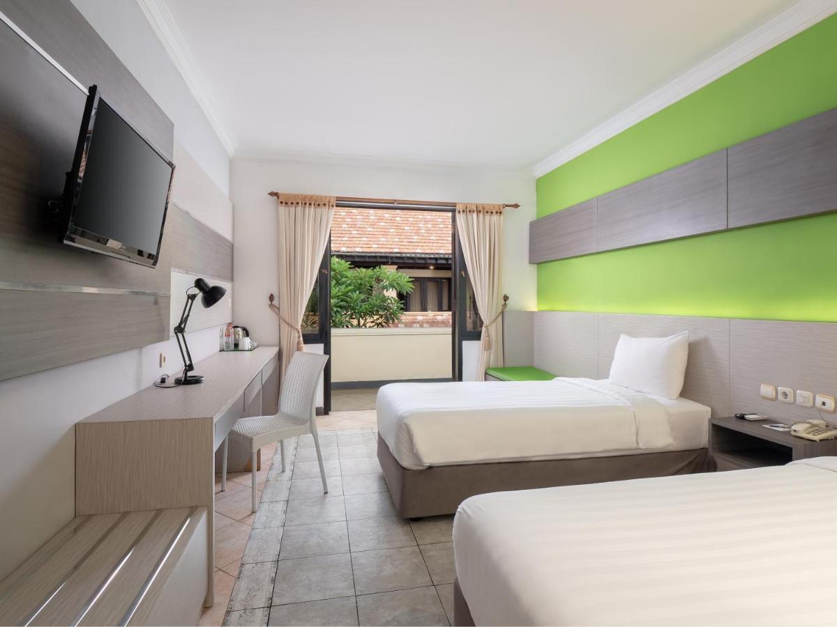 Lotus Garden Hotel By Waringin Hospitality Kediri  Buitenkant foto