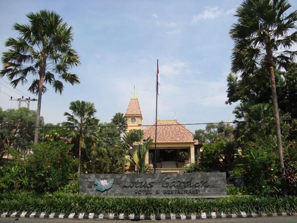 Lotus Garden Hotel By Waringin Hospitality Kediri  Buitenkant foto