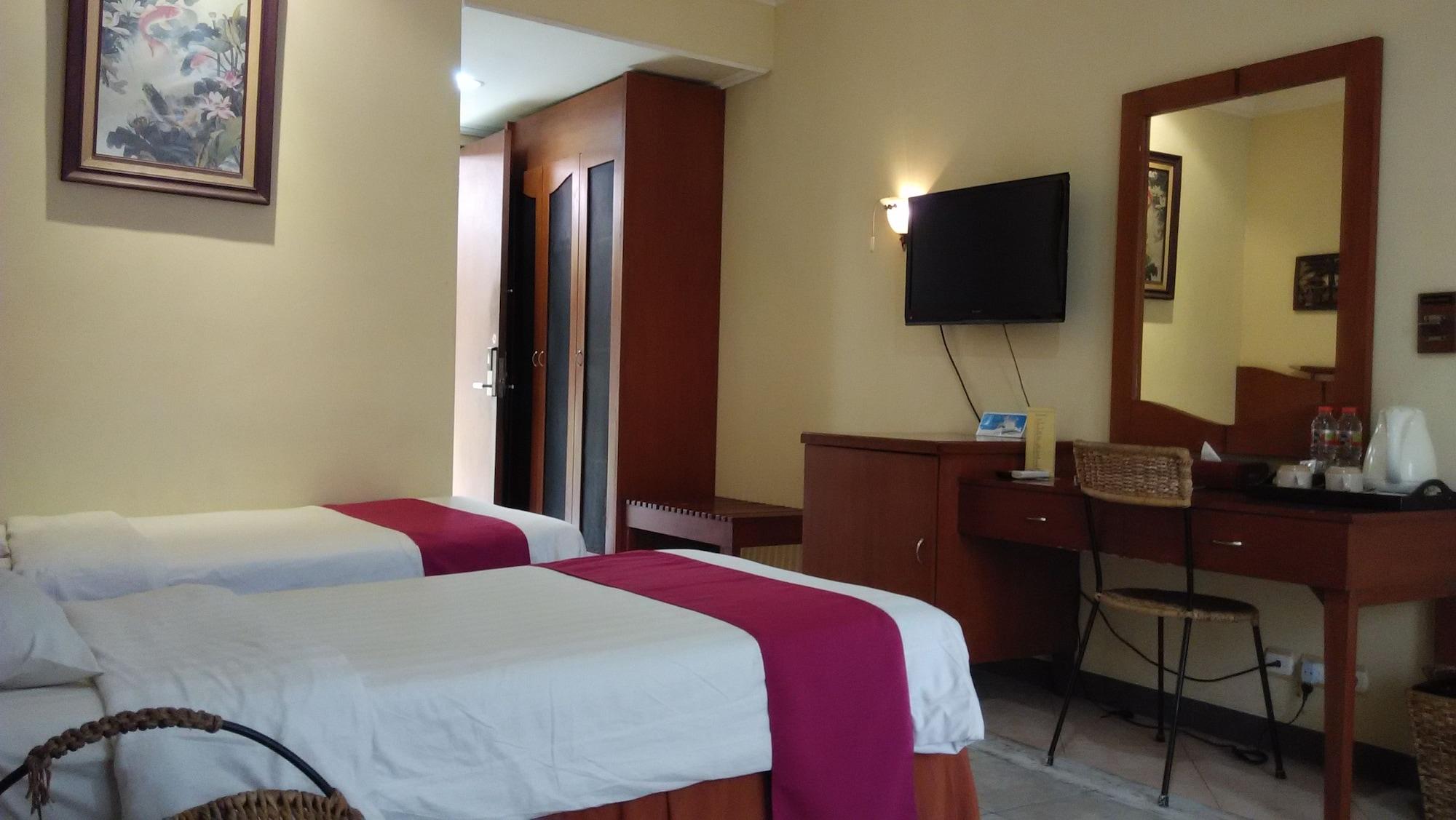 Lotus Garden Hotel By Waringin Hospitality Kediri  Buitenkant foto