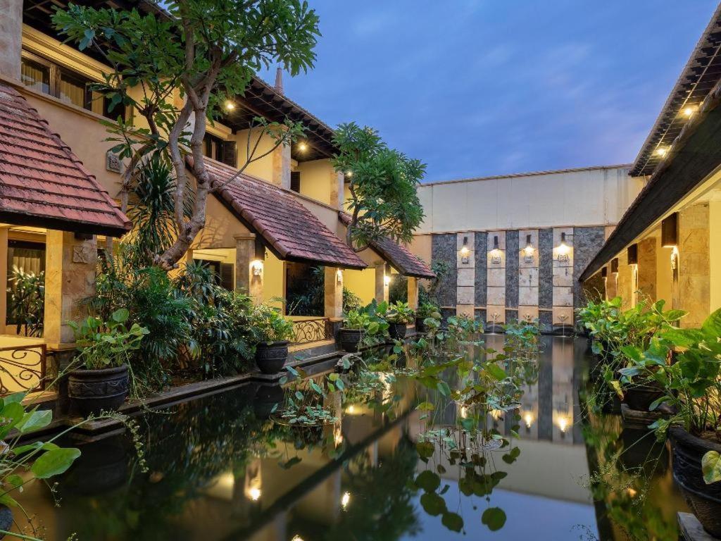 Lotus Garden Hotel By Waringin Hospitality Kediri  Buitenkant foto