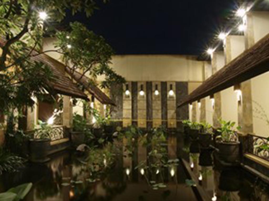 Lotus Garden Hotel By Waringin Hospitality Kediri  Buitenkant foto