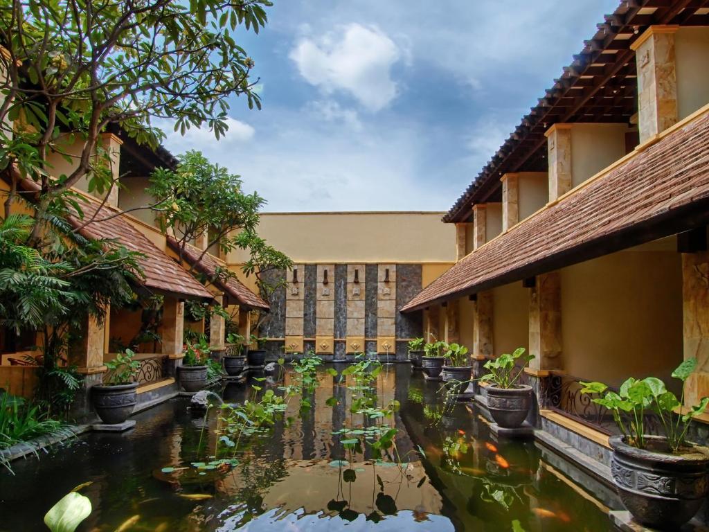 Lotus Garden Hotel By Waringin Hospitality Kediri  Buitenkant foto