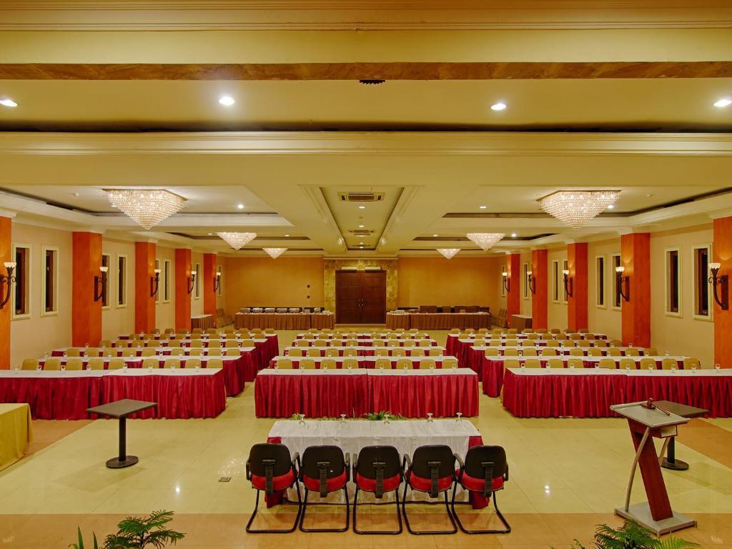 Lotus Garden Hotel By Waringin Hospitality Kediri  Buitenkant foto