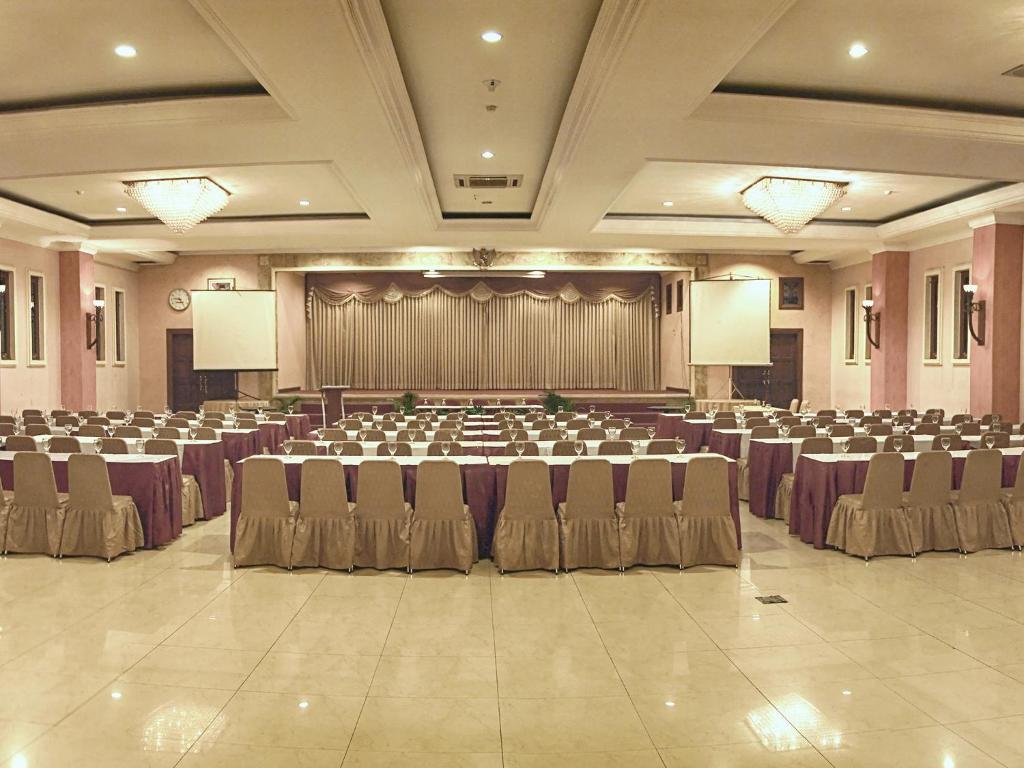 Lotus Garden Hotel By Waringin Hospitality Kediri  Buitenkant foto