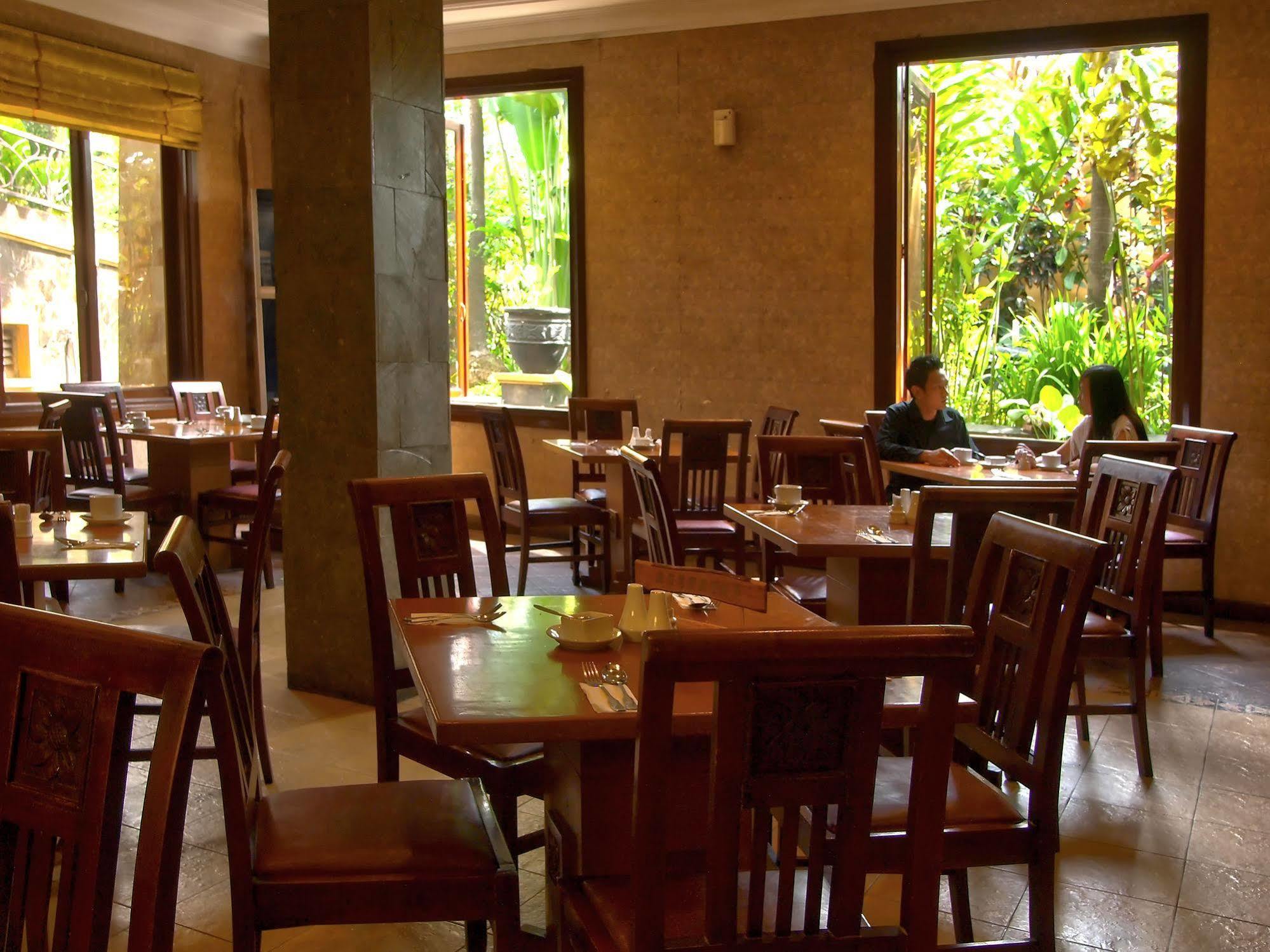Lotus Garden Hotel By Waringin Hospitality Kediri  Buitenkant foto