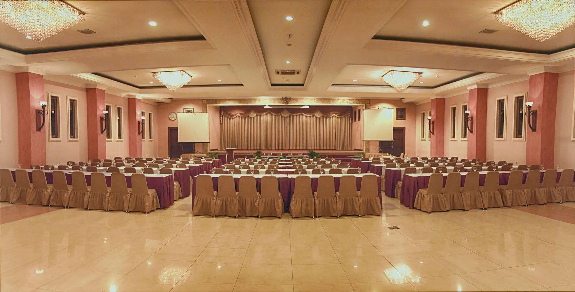 Lotus Garden Hotel By Waringin Hospitality Kediri  Buitenkant foto