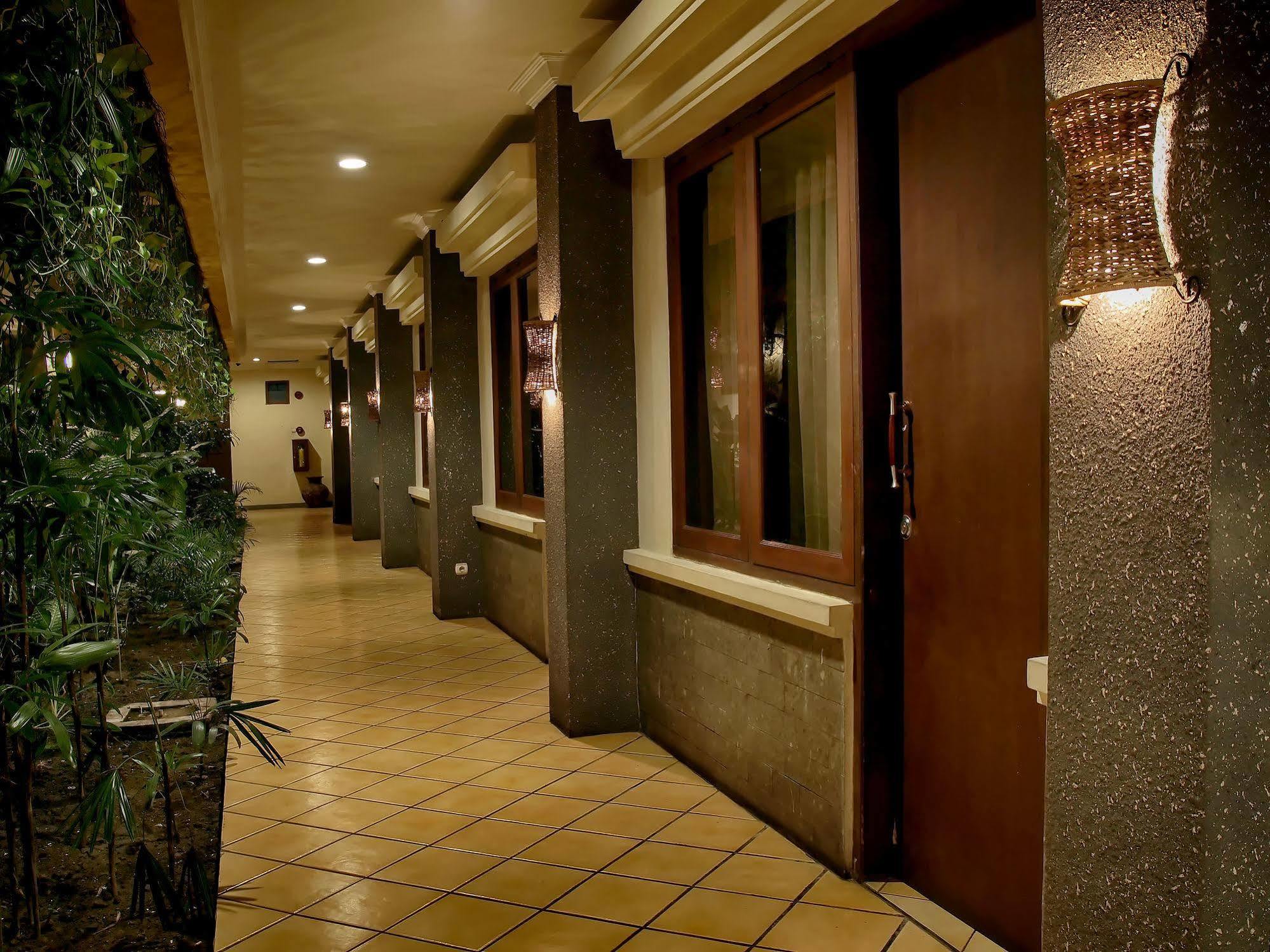 Lotus Garden Hotel By Waringin Hospitality Kediri  Buitenkant foto