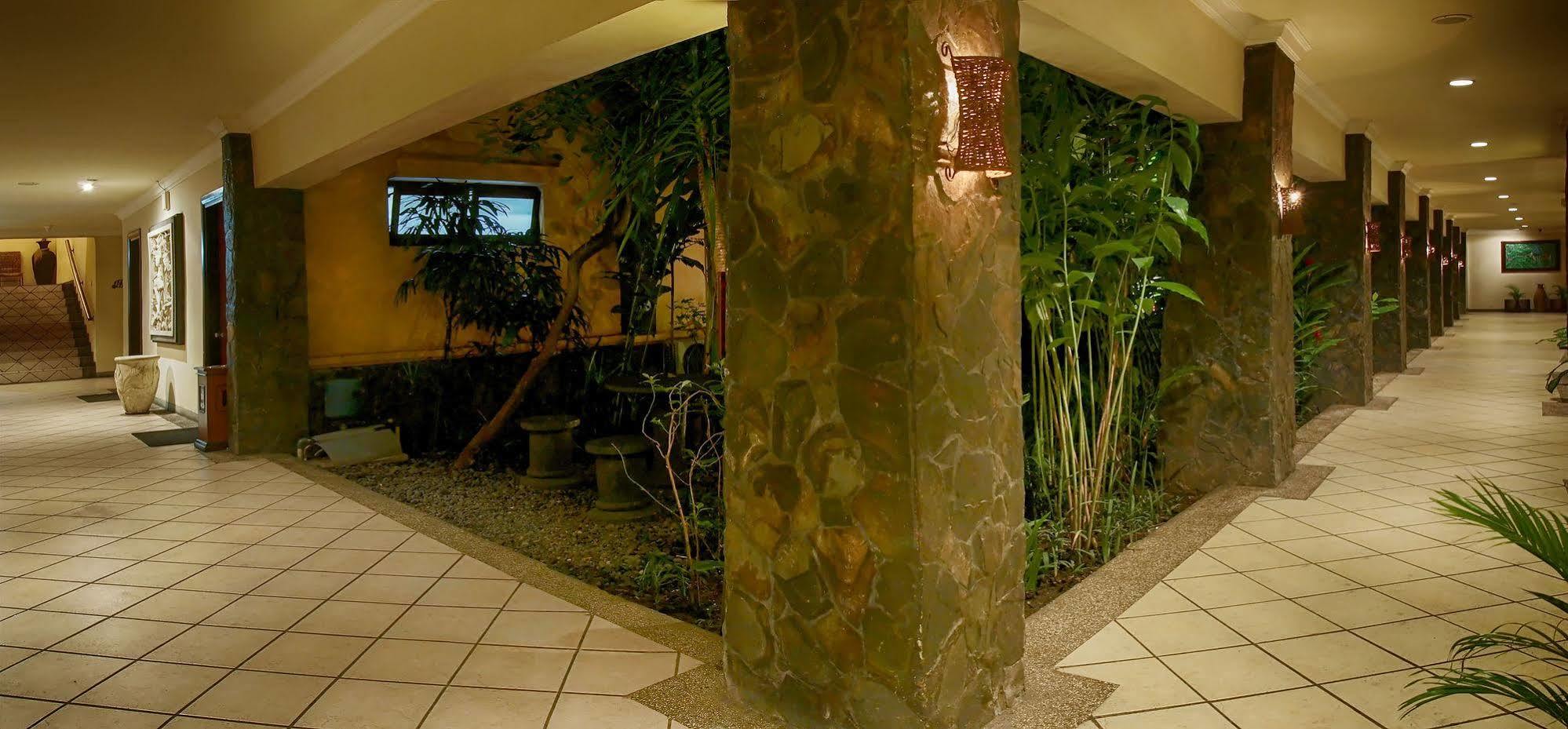 Lotus Garden Hotel By Waringin Hospitality Kediri  Buitenkant foto